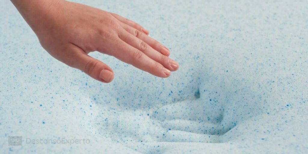 Efecto memoria al apoyar la mano sobre un colchón de espuma de poliuretano