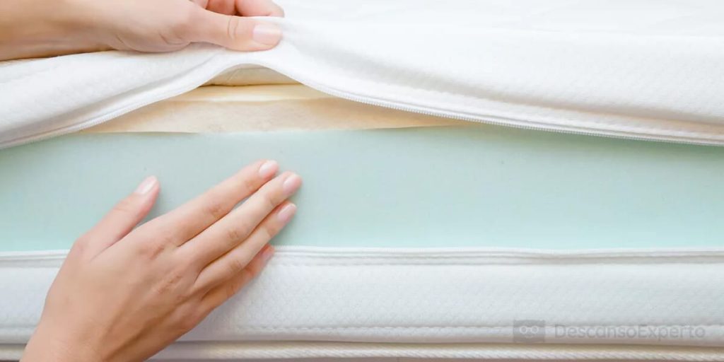 Interior de un colchón viscoelástico con distintas capas de material